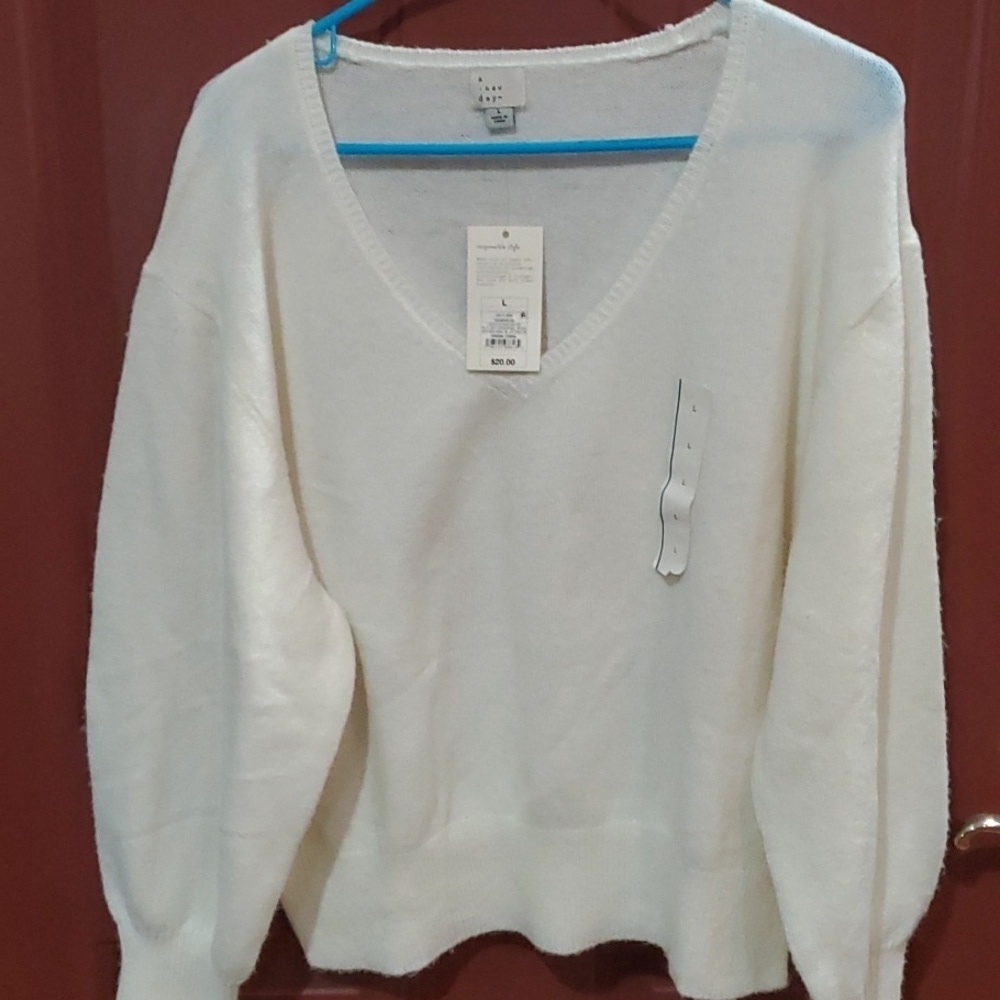 A new day Cream V-Neck CROP Sweater large - Picture 2 of 8